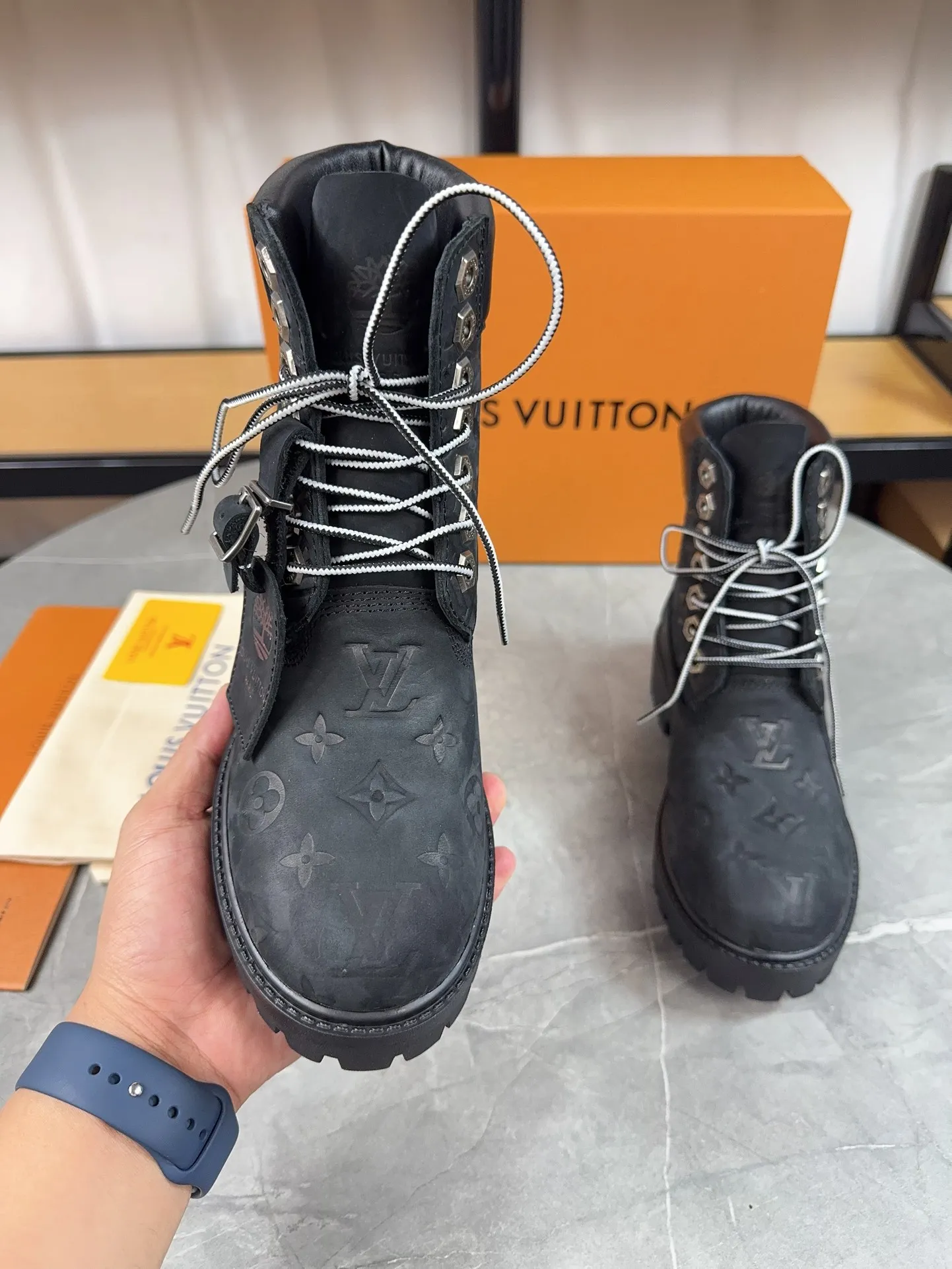 Couple model 💰700 ❤️Top version: Couple model LV x Timberland Timberland joint model Presbyopia Embossed Rhubarb boots Ankle boots Short boots LV x Timberland ankle boots are made of Monogram embossed waterproof nubuck cow leather, relying on the brand's exquisite craftsmanship to carefully reshape the classic Timberland 6-inch boot shape in Italy, and make an eye-catching appearance in 2024 created by Pharrell Williams with American workwear style Autumn and winter menswear show. Monogram embossed tongue, original Timberland laces and outsole are exquisite details, and the leather label expresses the cooperation logo. Exquisite packaging at the delivery counter🛍📦 ▪️Material: Original customized imported first-layer cowhide ▪️Inner lining: Original customized leather lining/mesh lining ▪️Outsole: Original molded anti-slip rubber material ▪️Sole thickness: 3.5CM ▪️Size: Women's 35-40 Men's 39-46